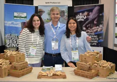 Chris Ford of Viva Tierra is flanked by Ariana Echevarria Fiol and Paola Francia Montoya with la grama. The company offers organic ginger from Peru.